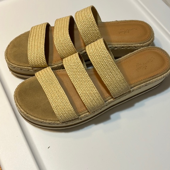 Universal Thread Shoes - Universal Thread sandals. Size 7.5